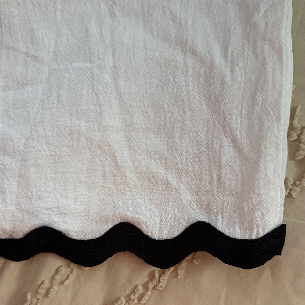 Cupshe White Shorts with Black Accent - Picture 4 of 4